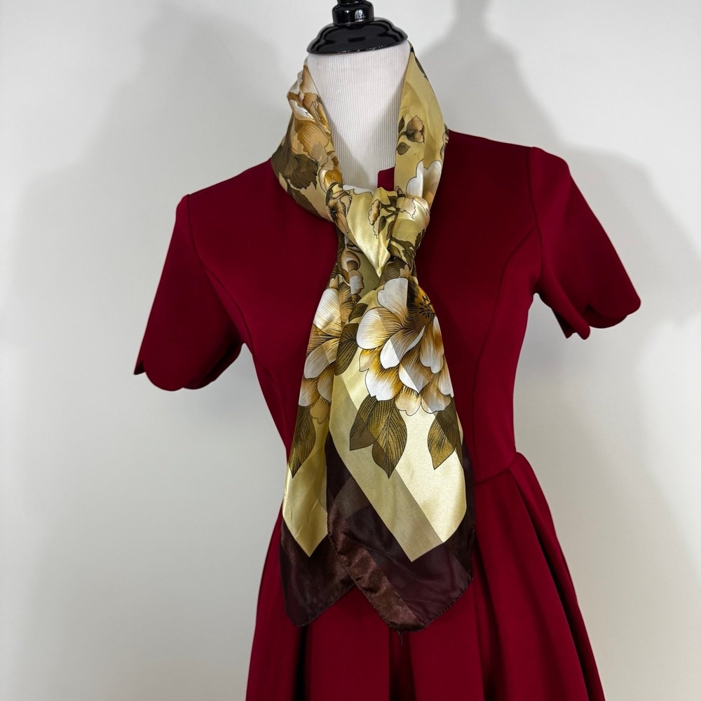 Peony Scarf 37" xβ 38"